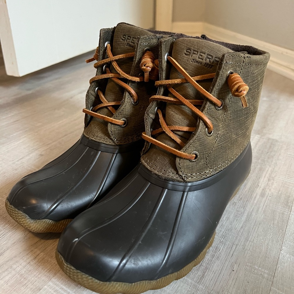 Sperry Saltwater Waterproof Duck Boots in Olive- LIKE NEW 🤍